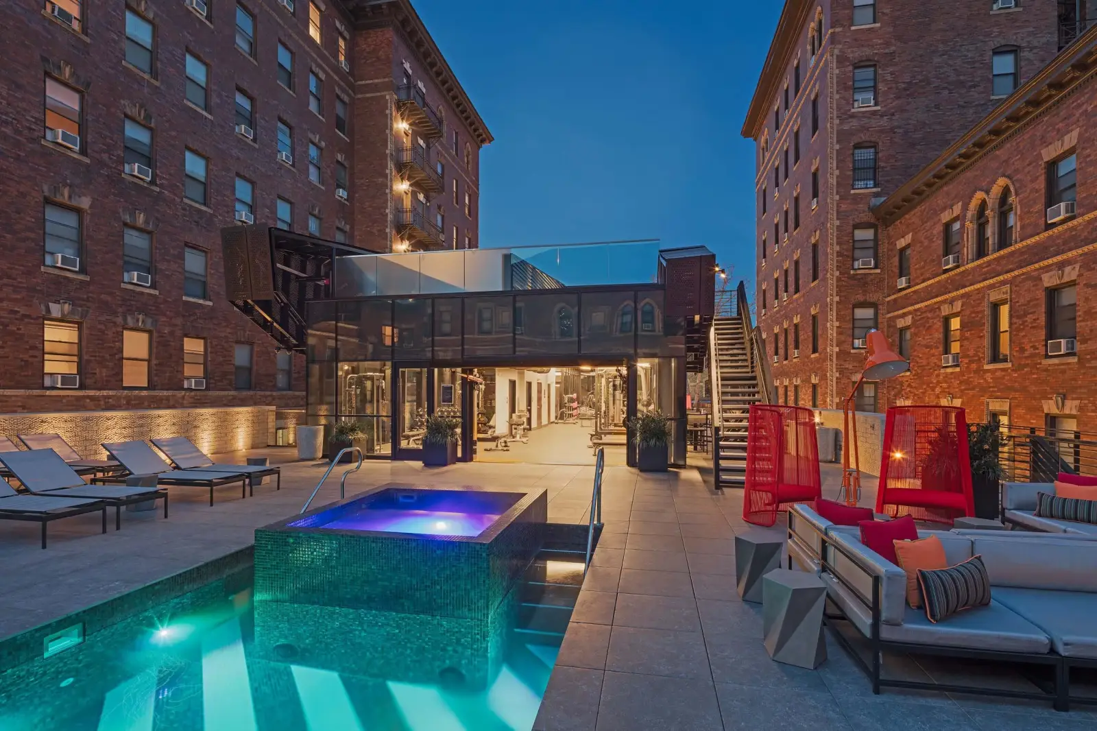 Hamilton+Court+ +Rooftop+Resort Style+Pool+and+Hot+Tub+