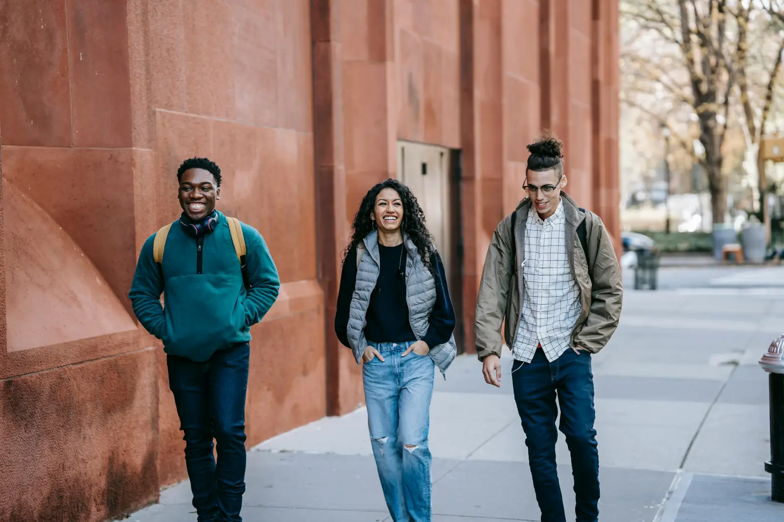 pexels-keira-burton-6147069 Friends walking outside Hamilton Court Apartments - Student apartments Philadelphia